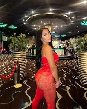 Zarah Staar — créatrice MYM / OnlyFans